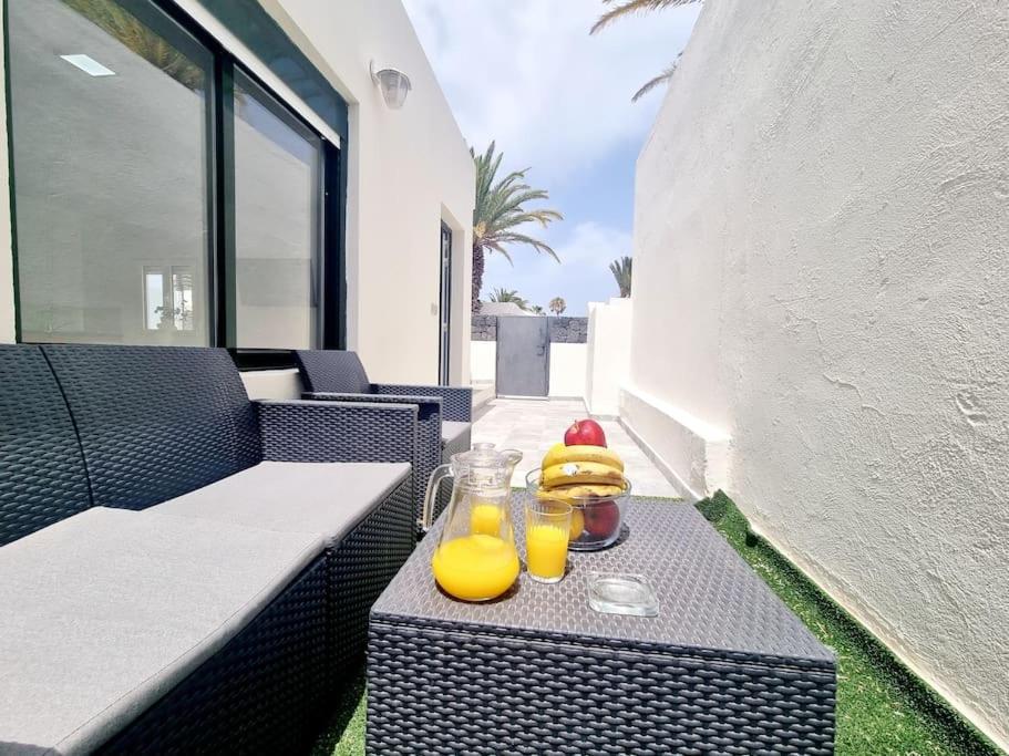 Pequeno Bungalow Firt Line Of The Sea Costa Teguise Luaran gambar