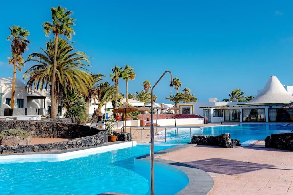 Pequeno Bungalow Firt Line Of The Sea Costa Teguise Luaran gambar