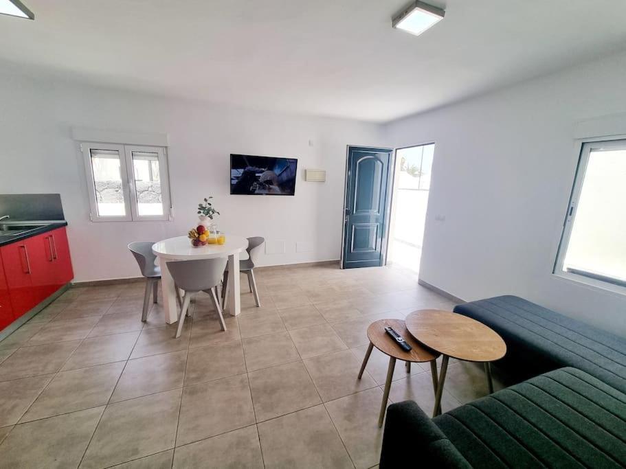 Pequeno Bungalow Firt Line Of The Sea Costa Teguise Luaran gambar